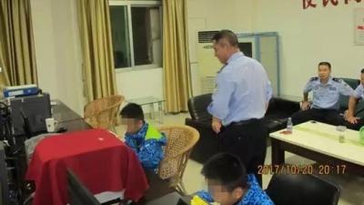 梅城一对孪生兄弟途中迷路，暖心巡逻民警及时救助