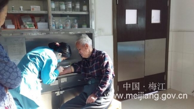 区军休所组织军休人员体检并开展心肺复苏示教活动