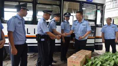 赖勤战时慰问基层一线民警