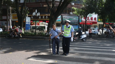 正是有了他们， 这个佳节才显得更加平安温馨……