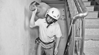 不耽误客户一餐饭！丰顺送气工全年无休用肩头扛起“万家炊火”