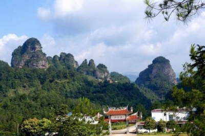 平远：“十 一”长假 众多游客畅游五指石