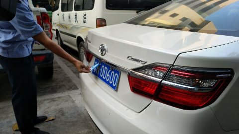 智商令人捉急...外来车变更车牌前后不一致 被抓正着