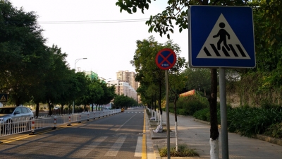 梅城司机注意啦！梅水路末端加装隔离栏，同时全线禁停