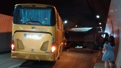 汕梅高速雷公岽隧道多车碰撞致交通中断，系爆胎引起事故