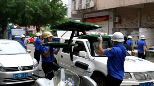 梅县区城综局集中整治商贩乱摆卖现象