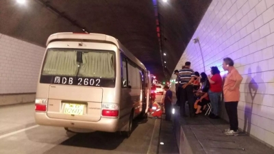 中巴行驶至梅州境内故障，华侨旅游团被困隧道