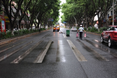 今晨梅县宪梓大道发生交通事故，两行人被撞身亡