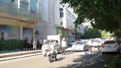 快讯∣梅城沿江东路发生一起车祸，一老人被撞当场死亡！