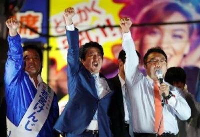 安倍预计将连任日本首相 其联盟在大选中获胜