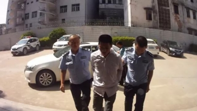 为防监控戴头盔作案，五华两偷车贼被民警一眼识破