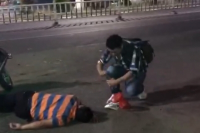 男子喝醉酒骑摩托车倒地不起 路过市民做了这些事...