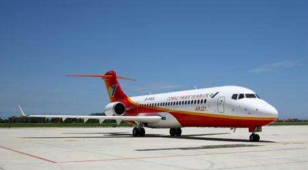 中国自主研发ARJ21飞机 首次在青藏高原试飞成功