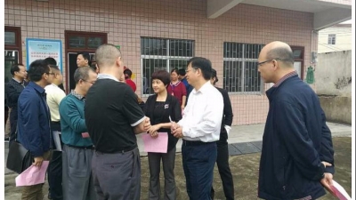 张荣辉一行到水寨镇澄湖社区康园中心督查工作