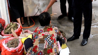 梅城商贩占道摆卖现象严重，城监部门行动了