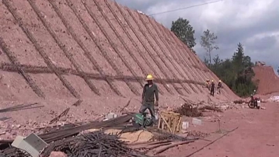 国庆中秋不放假，致敬坚守在梅平高速建设的工人们！