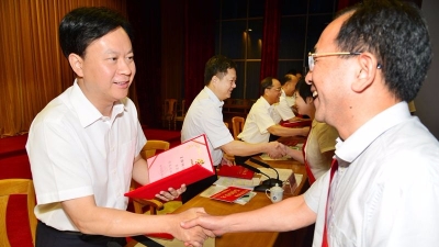 我市召开卫生与健康大会，谭君铁主持，方利旭作工作部署