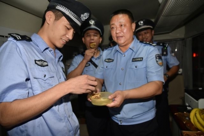 月饼送到岗位上 中秋之夜暖警心