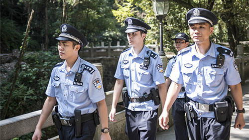 梅州警察蜀黍中秋过节方式：辛苦少数人，团圆千万家！