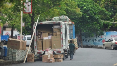 真“霸道”！梅城古洲路货车占道卸货，交通拥堵隐患不小