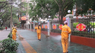 环卫、城管联合整治梅城江北学校周边市容环境