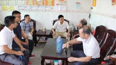 钟光振率队到双华镇走访慰问困难老党员