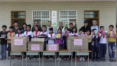 广州市供销合作总社到品畲小学开展扶贫助学活动