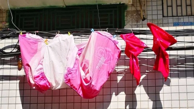 被单晾到线缆上，梅城聚文路“色彩斑斓”