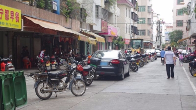 奇了！梅县宝华街停车线内不停车，路中央却停满车