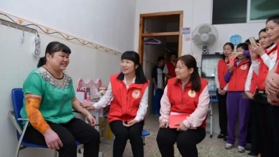 五华干警遗属张文英 捐出道德模范奖金1万元助学济困