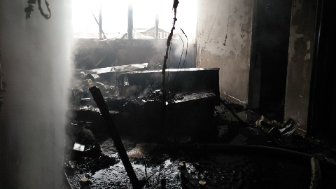 梅城金利来大街一高楼杂间起火！及时扑灭无人伤亡