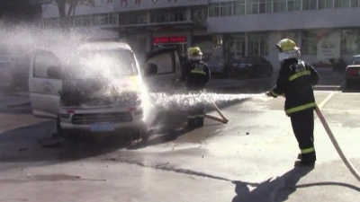 惊险！平远县人民医院停车场内一辆汽车自燃！