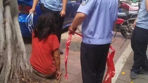 惊！汤坑一疑似患有精神病女子街头持棍打人