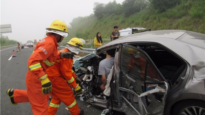 梅大高速梅州往大埔方向一小车撞护栏,4人被困1人死亡