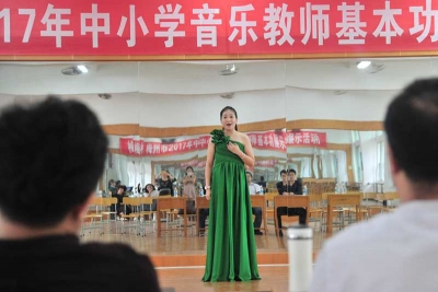 梅州中小学音乐美术教师齐聚一堂赛基本功