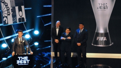 无悬念！C罗第五次被评为国际足联“足球先生”