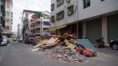 装修垃圾堆路中央！梅县宝华街一业主装修临假期未及时清运