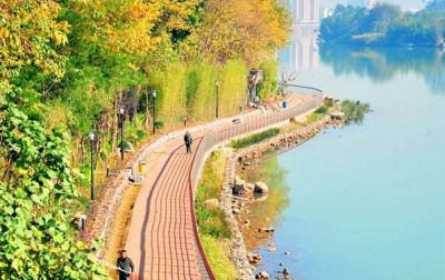 一女子在梅县亲水公园跳河轻生，所幸被救脱离危险