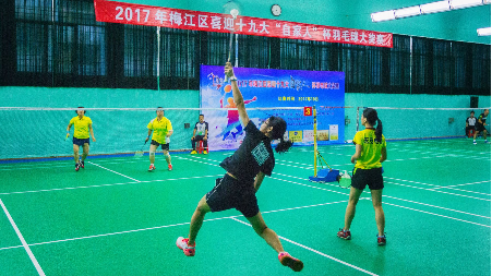 梅江区“自家人”杯羽毛球赛落幕 翔乐一队夺冠