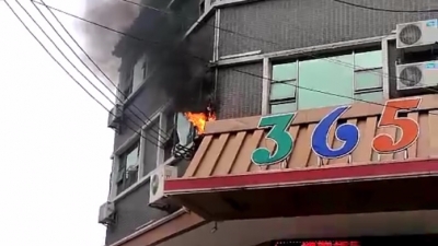 吓惊哩！酒店广告牌灯箱着火！事发梅县区