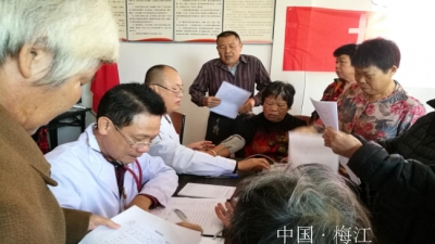 长沙镇开展“送医送药送服务”下乡及家庭医生服务签约活动