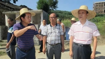 黄建庭到富岭村督导推进社会主义新农村示范村建设工作