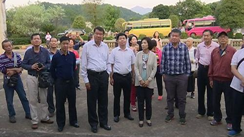 台湾华航董事长何煖轩一行来蕉参观丘逢甲故居