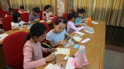 活动播报丨小记者智慧少年班：动手制作“红绿灯”