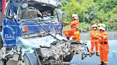 高速两车追尾一人被困 事发汕梅高速莲花山隧道附近