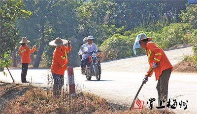 致敬，烈日下的山区养路工