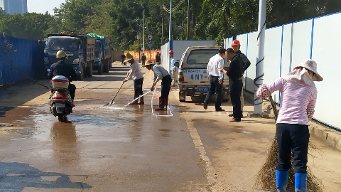 梅城东较场施工扬尘得到控制！施工单位组织清洗淤泥渣土