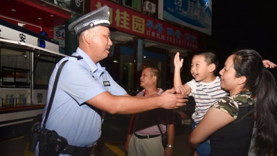 街头警务车上的团圆 一起来看看民警邹沐峰一家的别样中秋节