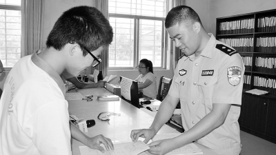 “到处留名”的户籍民警丘炜：盖下的是签章 留下的是责任