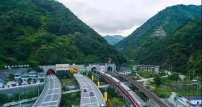 "最笨"方法打通最高海拔高速公路隧道 中国如何做到？